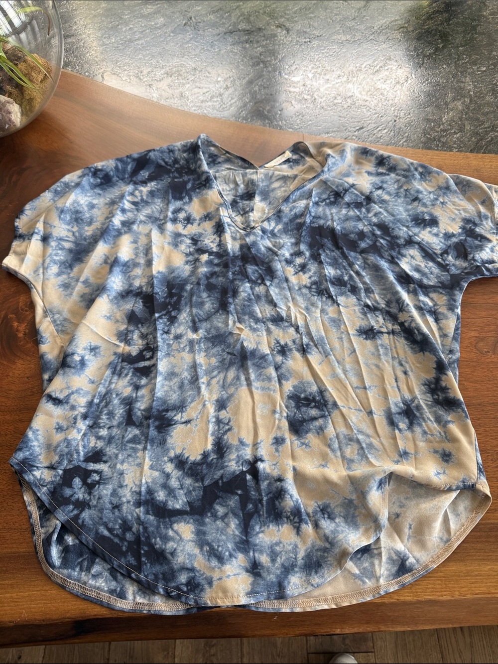 Lush Tie-Dye V-Neck Short Sleeve Top in Navy and Beige